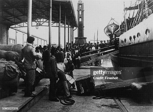 Italian emigrants of the early twentieth century. Landing of immigrants in Buenos Aires. 1910. At the beginning of the 20th century port and harbor...