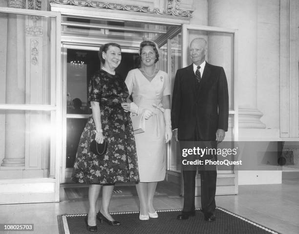 Princess Beatrix of the Netherlands poses with US President Dwight Eisenhower and First Lady Mamie Eisenhower at the White House while on a royal...