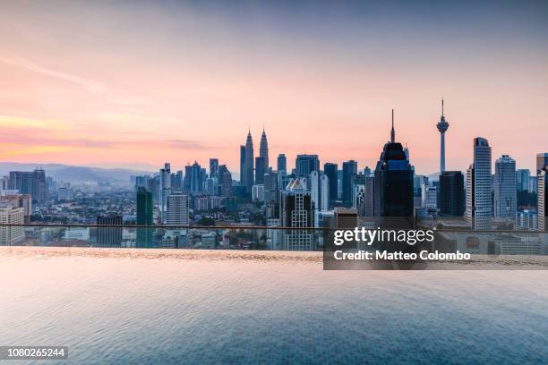 swimming pool and kuala lumpur skyline, malaysia - kuala lumpur stockfoto's en -beelden