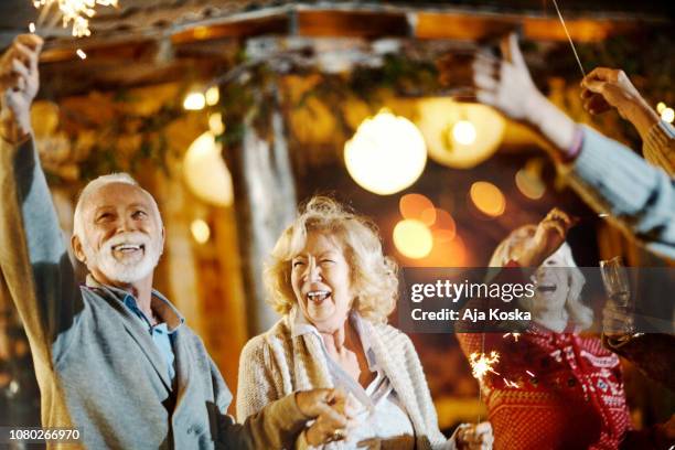 familie new year's eve party. - family fireworks stockfoto's en -beelden