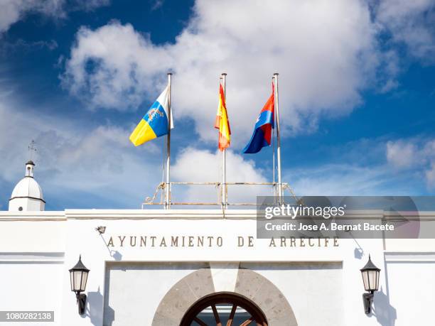 front of the town hall of the city of arrecife, in lanzarote , canary islands, spain. - drapeau espagnol photos et images de collection