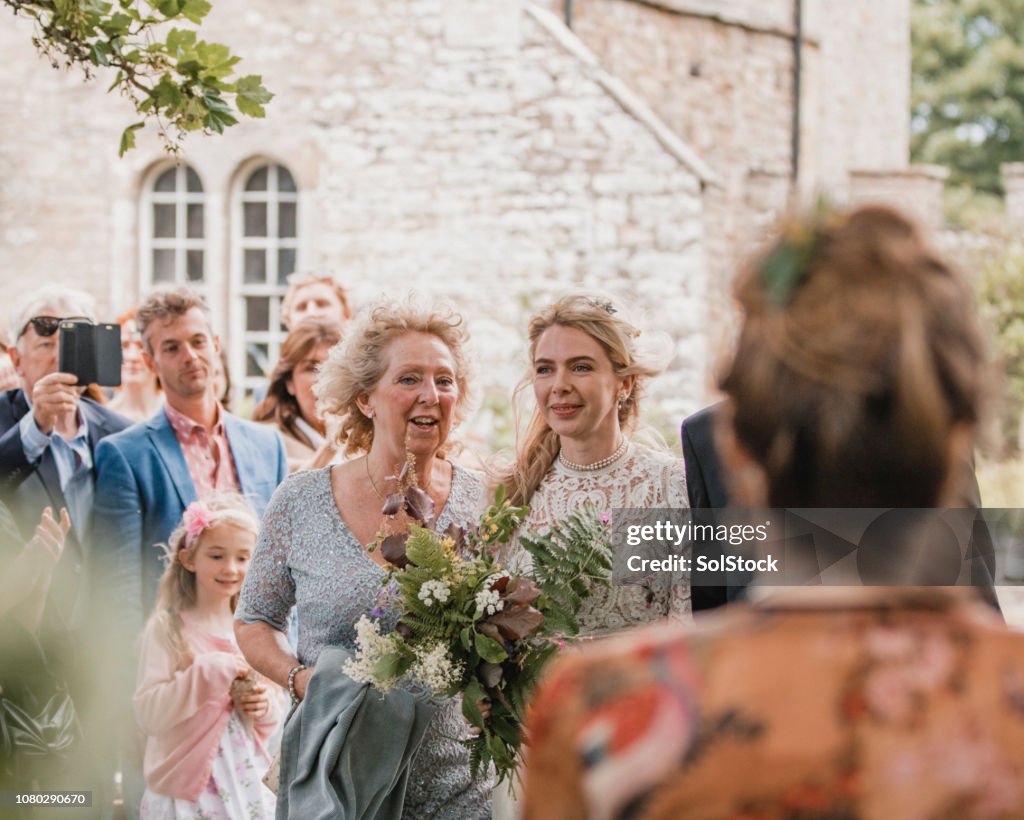 美しい花嫁と母