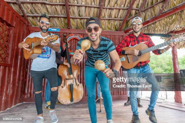 kubanische musiker spielen in einer band von cayo jutias strand in kuba - kuba strand stock-fotos und bilder