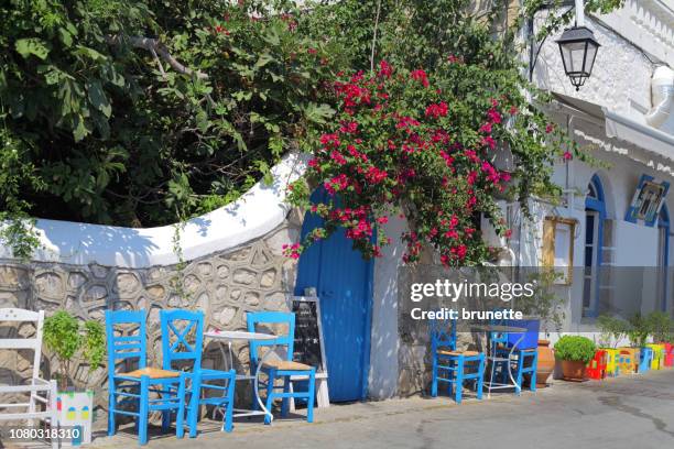 mooie promenade taverne op eiland spetses, griekenland - spetses stockfoto's en -beelden