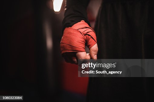 Man hand gewikkeld in boksen pleisters Man hand gewikkeld in boksen pleisters