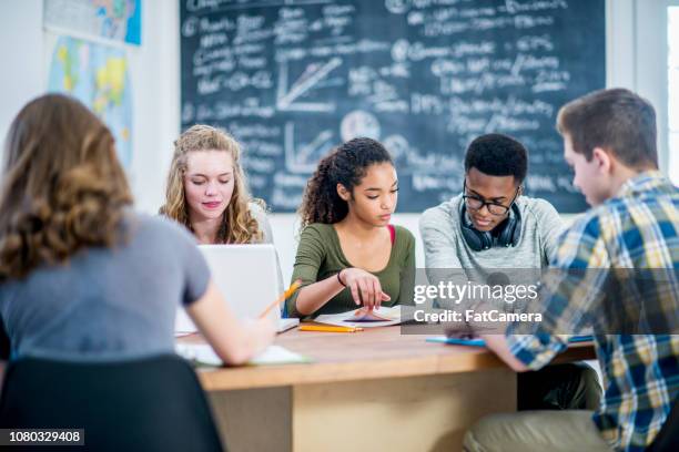 studeren in een klaslokaal - middelbare scholier stockfoto's en -beelden