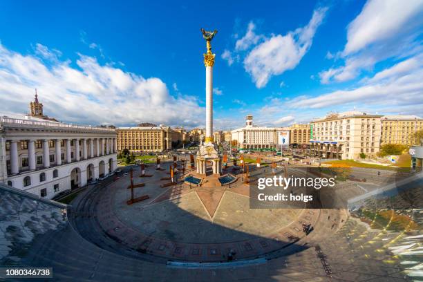 square oprichters onafhankelijkheidsplein in kiev, oekraïne, europa - kiew stadion stockfoto's en -beelden