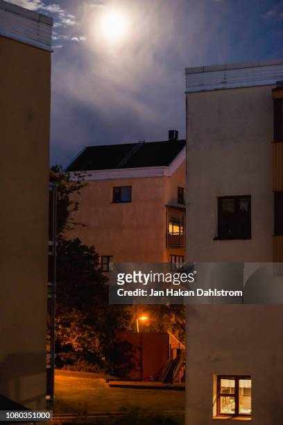 moon shining over residential buildings in suburb - moonlight - fotografias e filmes do acervo