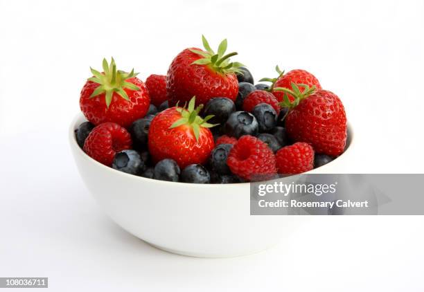 freshly picked berries in white bowl. - bowl of blueberries stockfoto's en -beelden