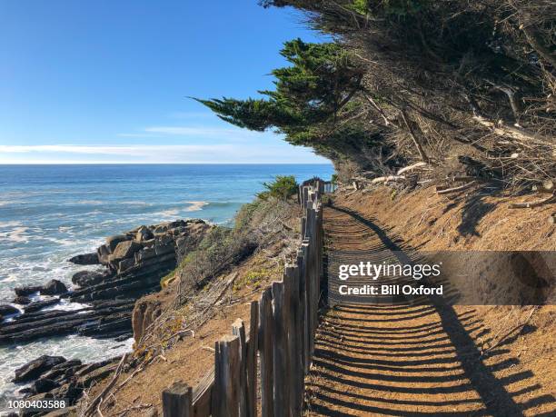 trail vom ozean: nordkalifornien an sonnigen tag mit alten zaun. die sea ranch - sonoma valley stock-fotos und bilder