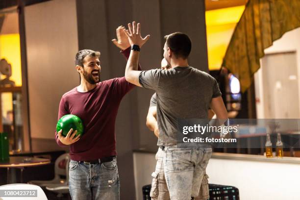 giocatori di bowling che celebrano la vittoria - ten pin bowling foto e immagini stock