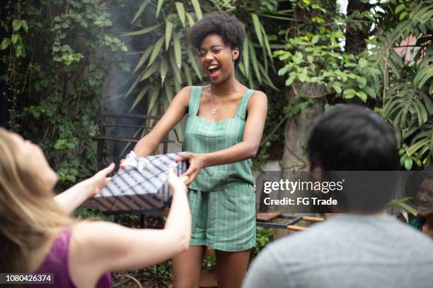 amis en donnant des cadeaux à la fête d’anniversaire de barbecue - cadeau danniversaire photos et images de collection