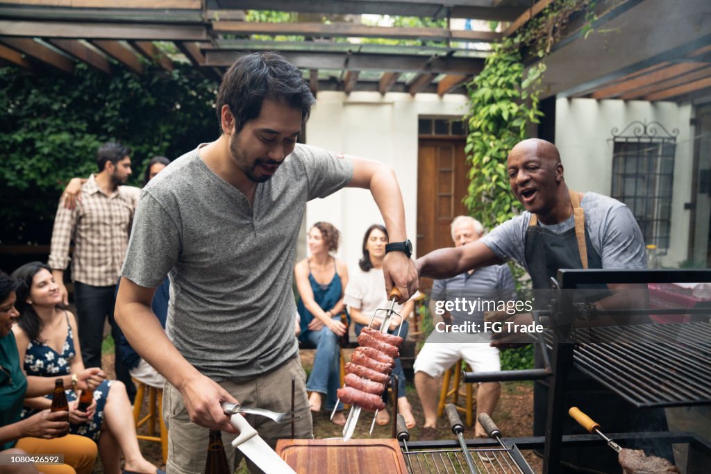 Familie en vrienden genieten van een Barbecue Party thuis
