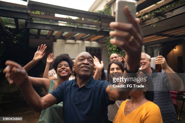 amigos y familiares teniendo un selfie en fiesta de barbacoa - reencuentro fotografías e imágenes de stock