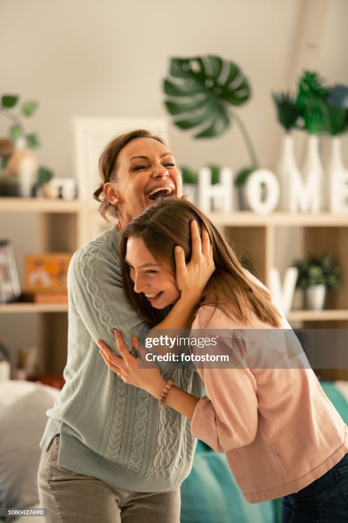 Madre e figlia si diverteno
