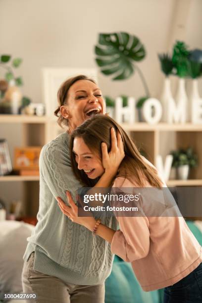 moeder en dochter hebben een geweldige tijd - mom and young daughter stockfoto's en -beelden