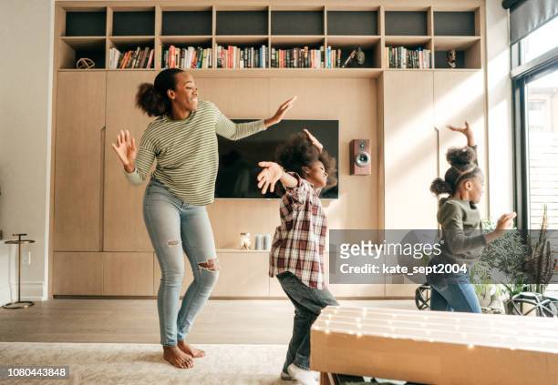 moeder en kinderen dansen - danseres stockfoto's en -beelden