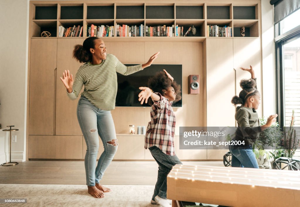 Mãe e filhos dançando