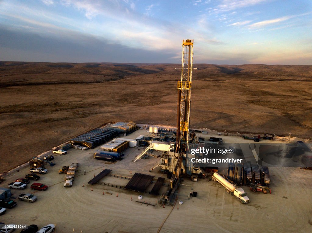 Fracturation hydraulique, appareil de forage au crépuscule ou à l’aube