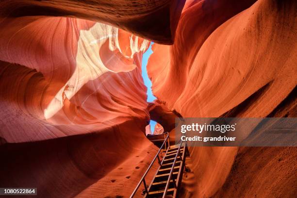 antelope canyon dans le milieu de l’après-midi - lower antelope photos et images de collection