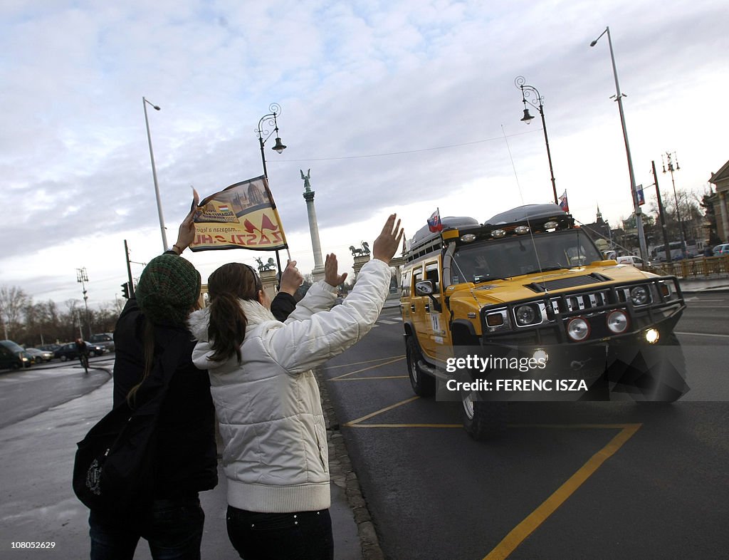 Fans of the Bamako rally wave at the par
