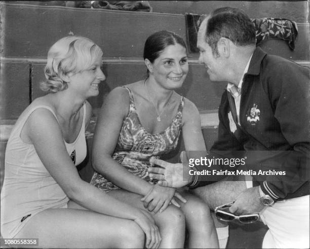 Divers at, Ryde swimming pool. For story by Alan Speers, SMH Sport.From left to right: Ann Jones, Madeline Barnett, Jack Barnett. November 17, 1971. .