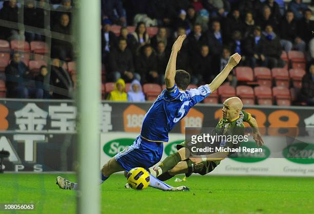 Andy Johnson of Fulham scores to make it 1-1 during the Premier League match between Wigan Athletic and Fulham at the DW Stadium on January 15, 2011...