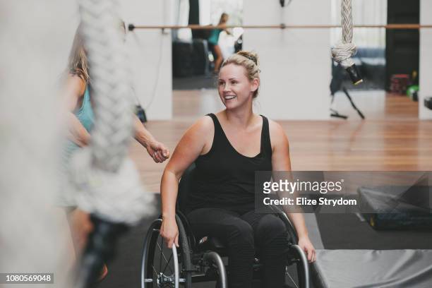 paraplegic woman in a gym - athlète handicapé photos et images de collection