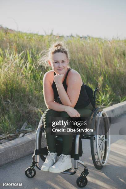 paraplegic woman in her wheelchair - frau rollstuhl selbstständigkeit stock-fotos und bilder