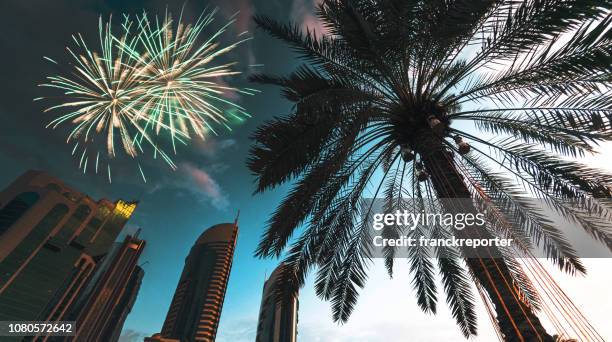 feuerwerk über der skyline von doha in katar - arab festival stock-fotos und bilder