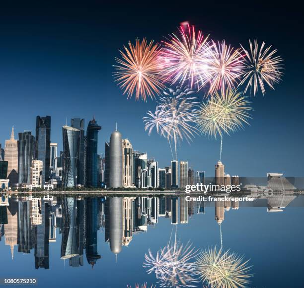 doha skyline reflektioner med fyrverkerier för det nya året - persian gulf bildbanksfoton och bilder