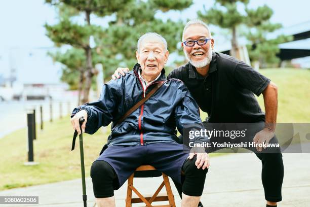 portrait of senior at entrance with son. - kanagawa prefecture fotografías e imágenes de stock