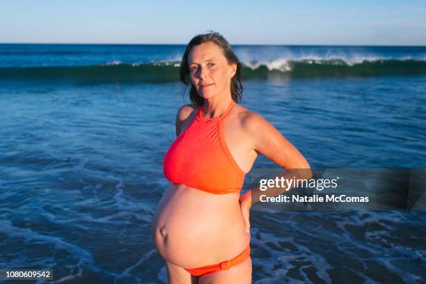 portrait of mature pregnant woman on beach - showus fotografías e imágenes de stock