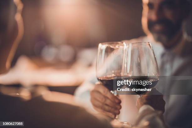 primo piano di tostatura con vino in un ristorante! - men drinking wine foto e immagini stock