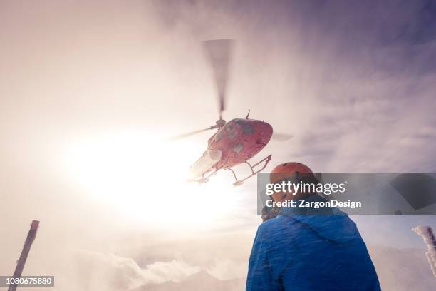 heli skiing - heli skiing stock pictures, royalty-free photos & images