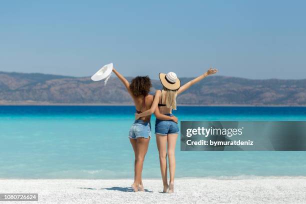 två unga kvinnliga vänner gå på havet - beach selfie bildbanksfoton och bilder
