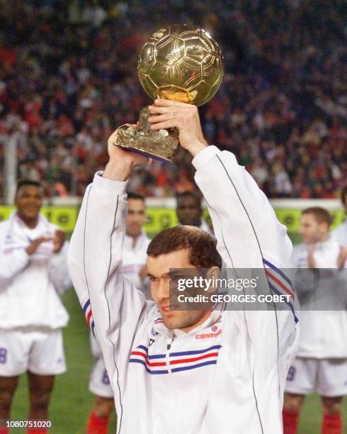 Le milieu de terrain français Zinedine Zidane présente au public son ballon d'or 1998, le 20 janvier sur la pelouse du stade Vélodrome à Marseille,...