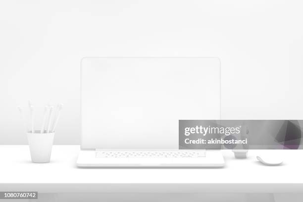 laptop met leeg scherm op bureau met witte achtergrond - 3d render pencils stockfoto's en -beelden