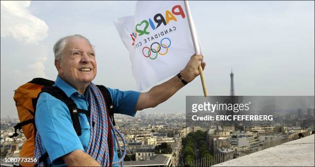 L'alpiniste Maurice Herzog, membre du comité fondateur de Paris 2012 et membre d'honneur du CIO, "hisse" un drapeau aux couleurs de la candidature...