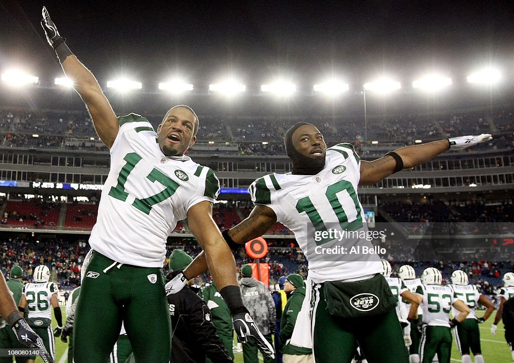 Braylon Edwards and Santonio Holmes of the New York Jets celebrate