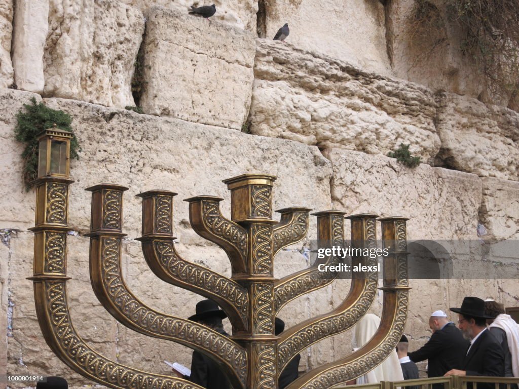 Juden beten an Klagemauer in der Altstadt von Jerusalem