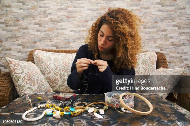 jeune femme crée des bijoux - jeune talent stock-fotos und bilder