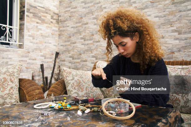 jeune femme crée des bijoux