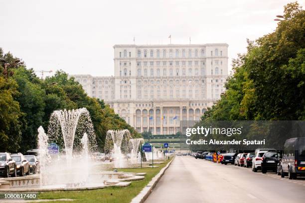 palace of the parliament and boulevard with fountains in bucharest, romania - 布加勒斯特 個照片及圖片檔