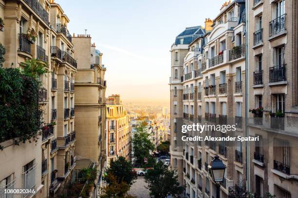 montmartre district in paris, france - montmartre stockfoto's en -beelden