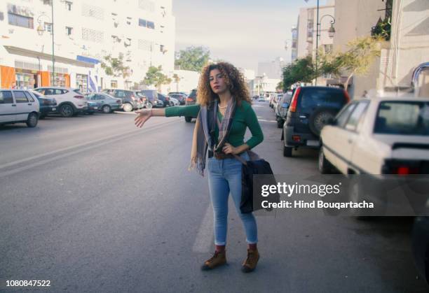 jeune femme attends un taxi - femme black stock pictures, royalty-free photos & images