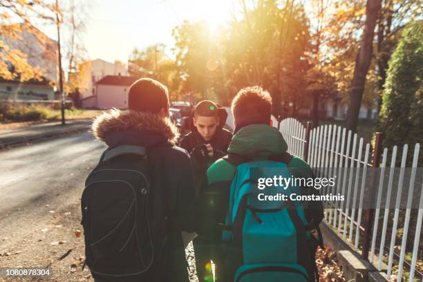 camino a la escuela. dos adolescentes enojados - bullying fotografías e imágenes de stock