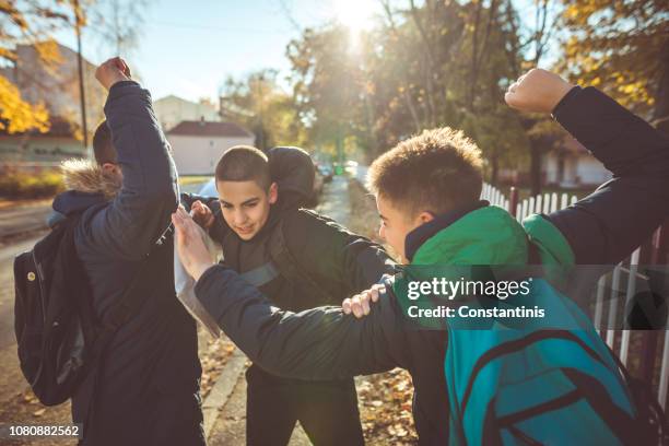 weg zur schule. zwei böse jungs im teenageralter - streetfight stock-fotos und bilder