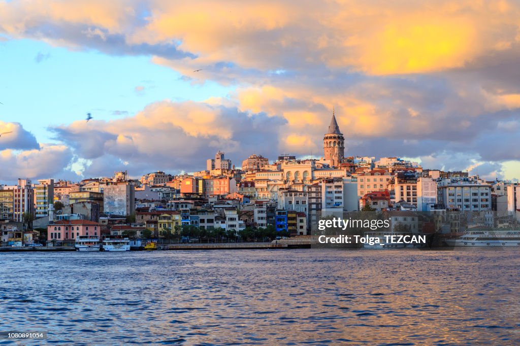 Vista de Istambul todo o corno de ouro, com a torre de Gálata no fundo