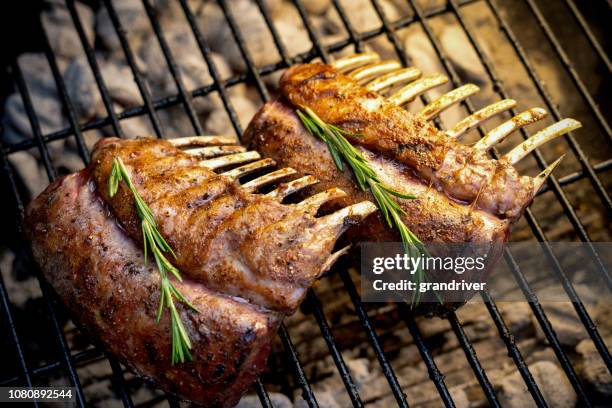 chuletas de cordero francés carbón de leña con romero - chuleta fotografías e imágenes de stock